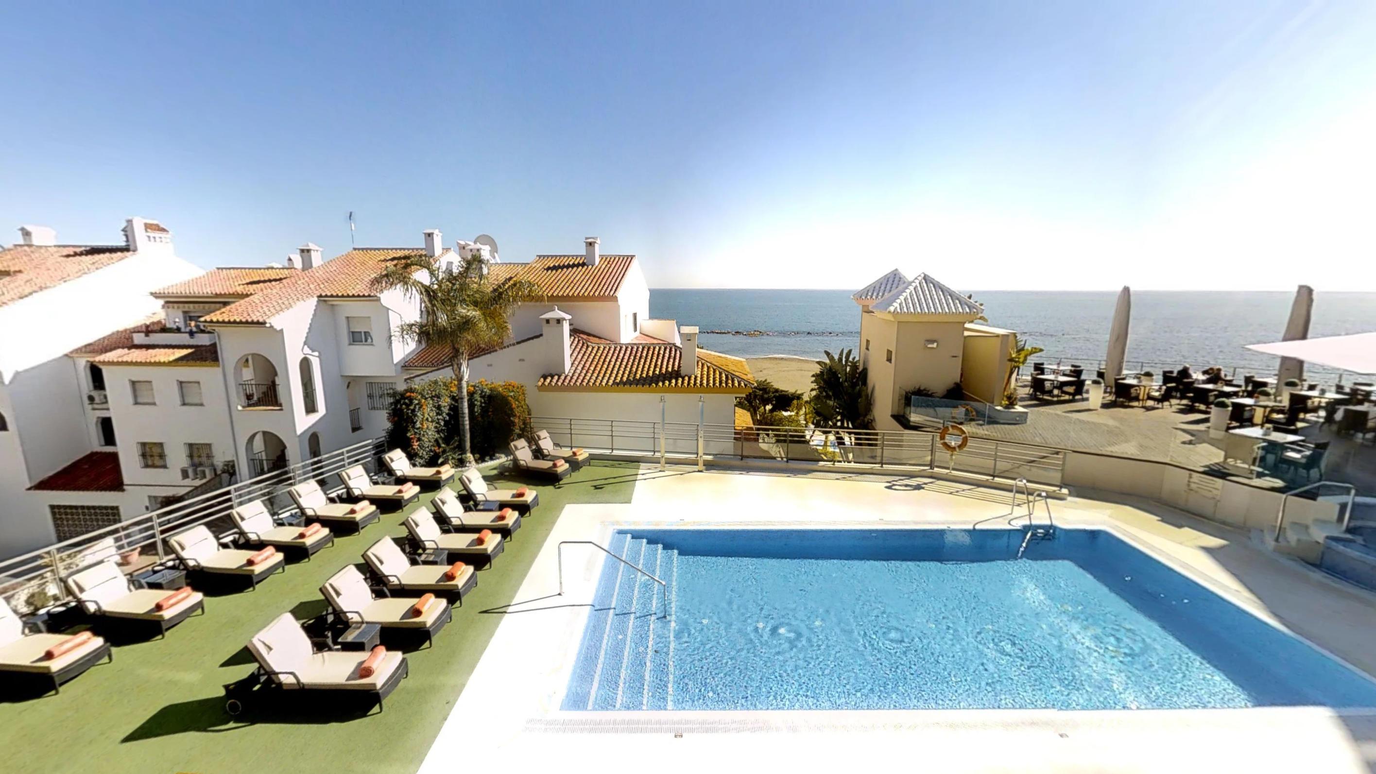 ヴィンチ セレクシオン アレイサ ホテル ブティック&スパ ベナルマデナ エクステリア 写真 A swimming pool in Spain