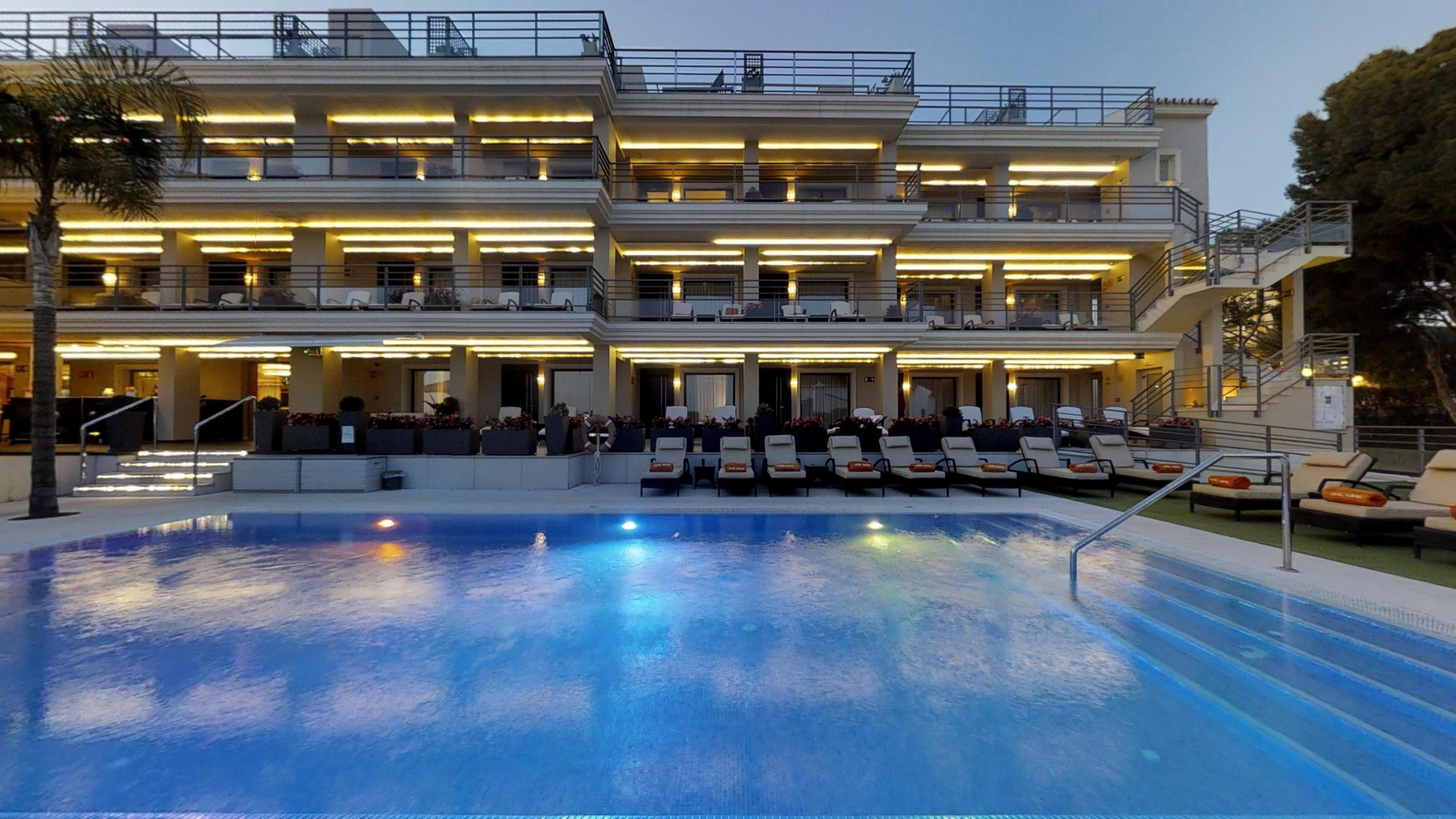 ヴィンチ セレクシオン アレイサ ホテル ブティック&スパ ベナルマデナ エクステリア 写真 The hotel's pool