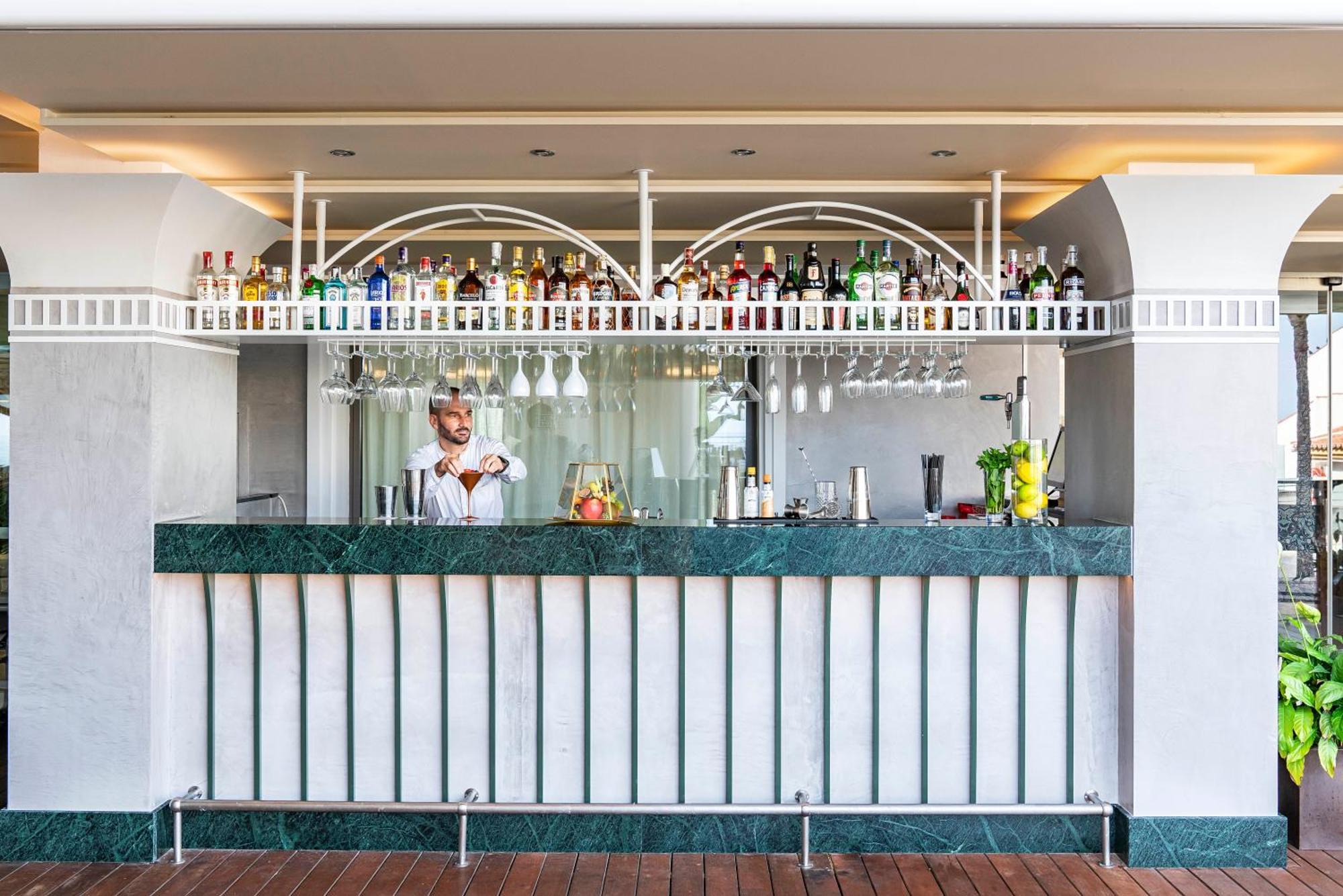 ヴィンチ セレクシオン アレイサ ホテル ブティック&スパ ベナルマデナ エクステリア 写真 The bar at the Sky Bar