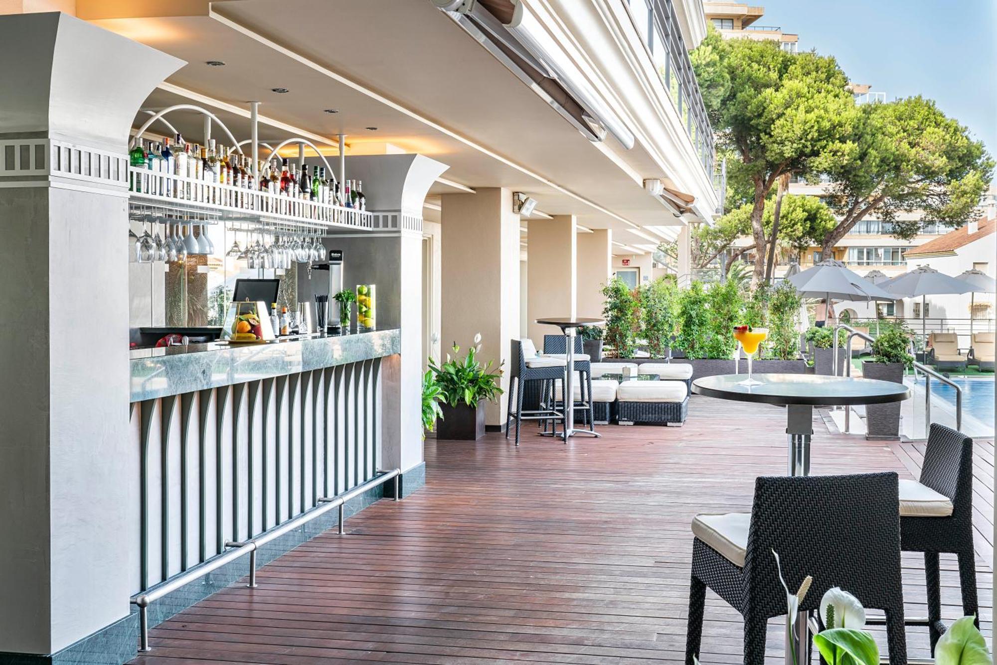 ヴィンチ セレクシオン アレイサ ホテル ブティック&スパ ベナルマデナ エクステリア 写真 The Pool Bar