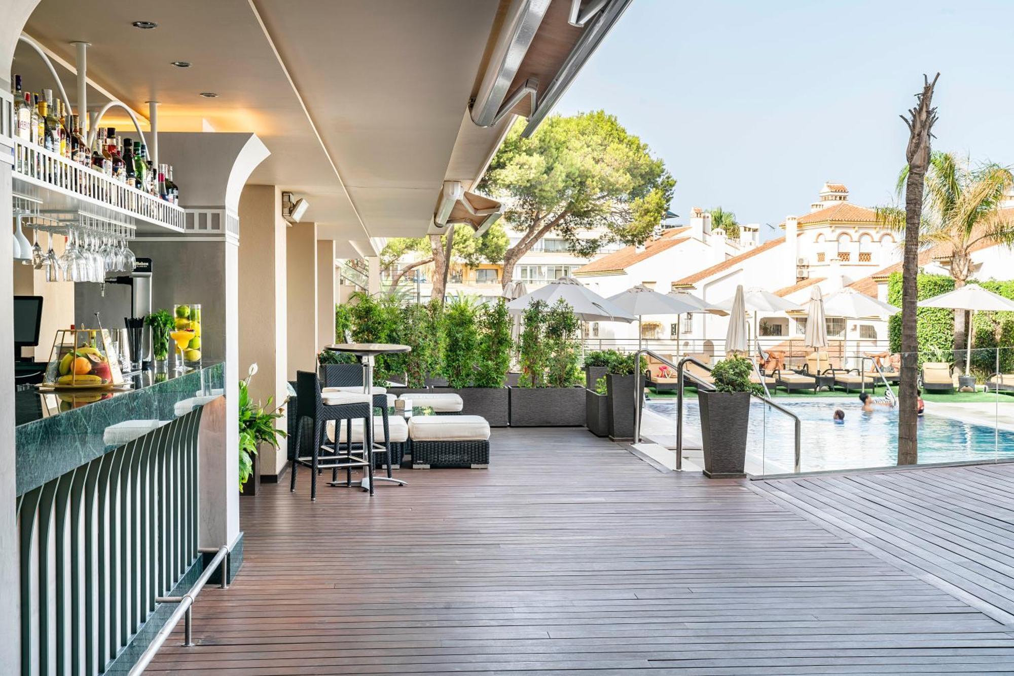 ヴィンチ セレクシオン アレイサ ホテル ブティック&スパ ベナルマデナ エクステリア 写真 The hotel's rooftop bar