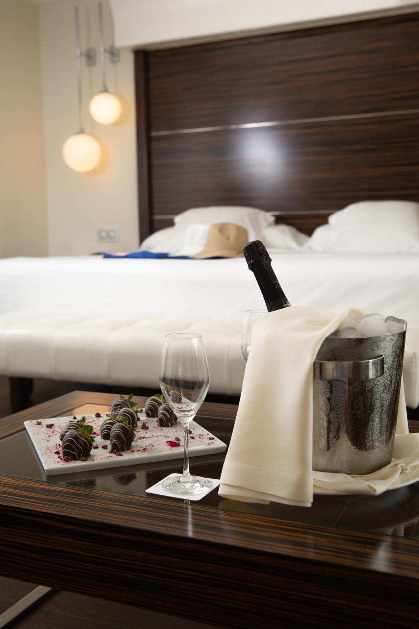 ヴィンチ セレクシオン アレイサ ホテル ブティック&スパ ベナルマデナ エクステリア 写真 A room at the hotel