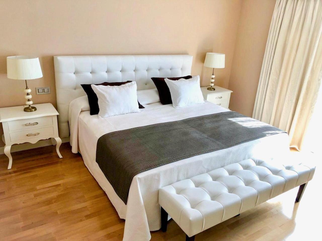 ヴィンチ セレクシオン アレイサ ホテル ブティック&スパ ベナルマデナ エクステリア 写真 A bed with a bed runner